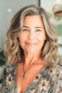 These 35 Trendy Wavy Hairstyles For Women Over 50 Are The Secret To Effortless Style - The