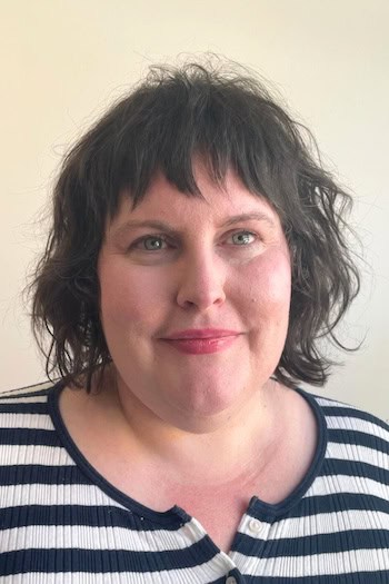 Short Tousled Waves With Chewy Bangs Hairstyle