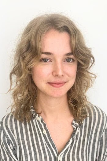 Shoulder-Length Wavy Layers Hairstyle