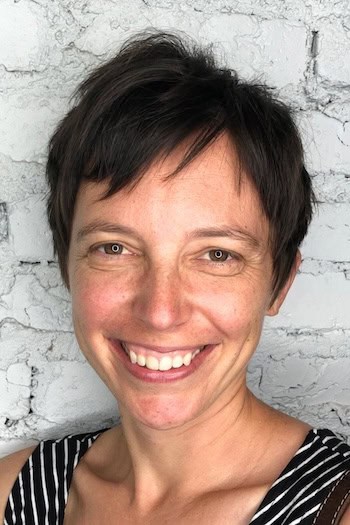 Cropped Textured Pixie with Piecey Layers Haircut