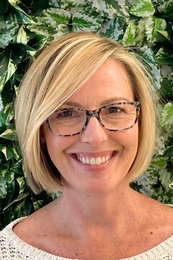 Side-Parted Short Chin-Length Bob Haircut