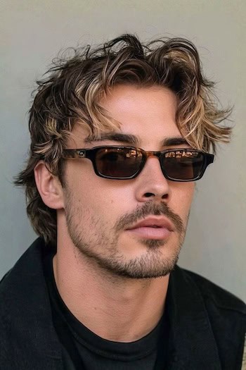 Cropped Highlighted Waves Hairstyle